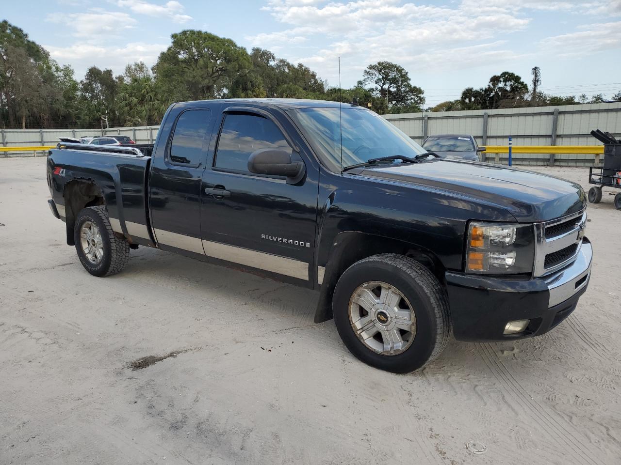2009 Chevrolet Silverado - Image 4