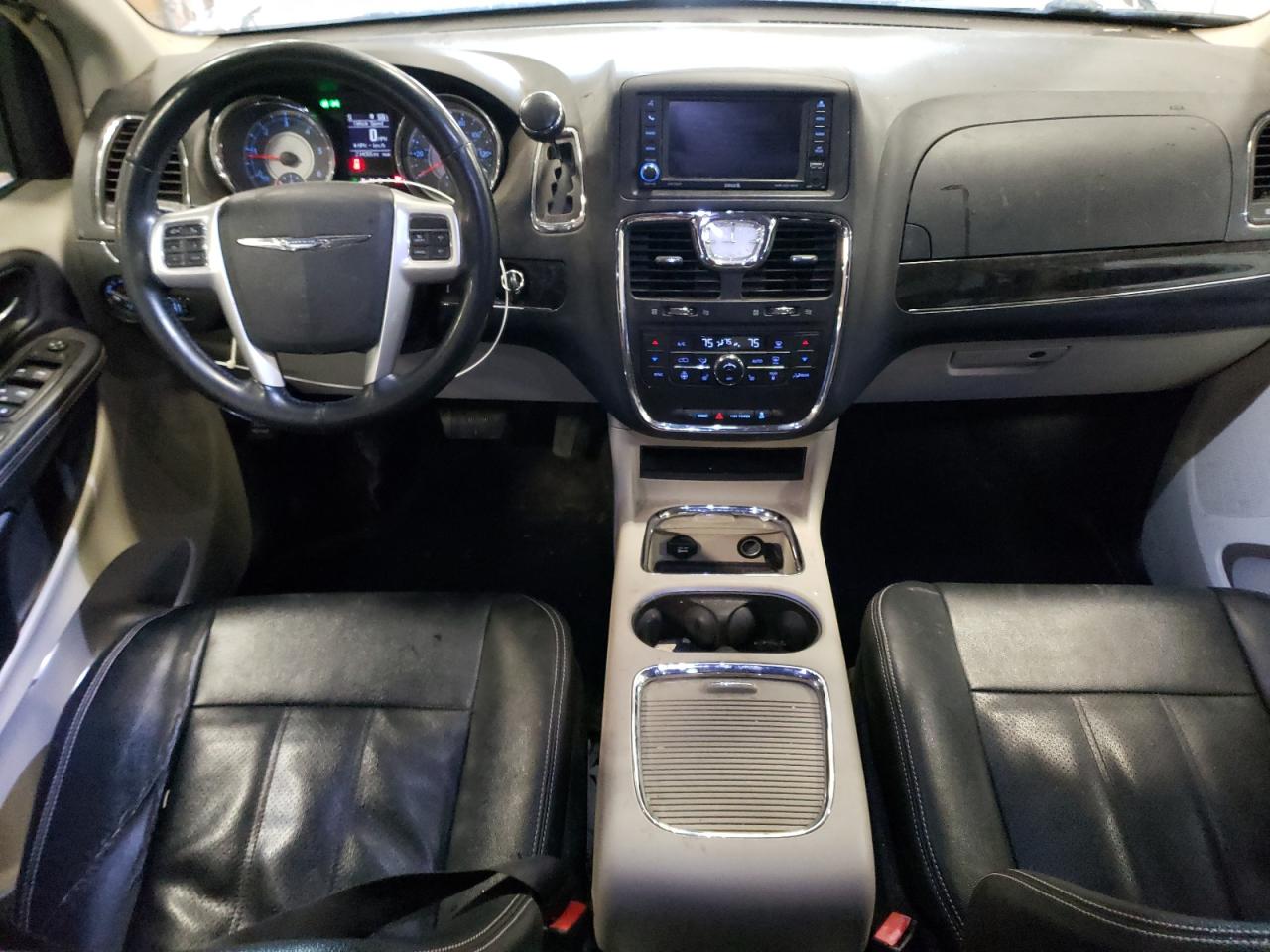 2015 Chrysler Town & Country - Image 8