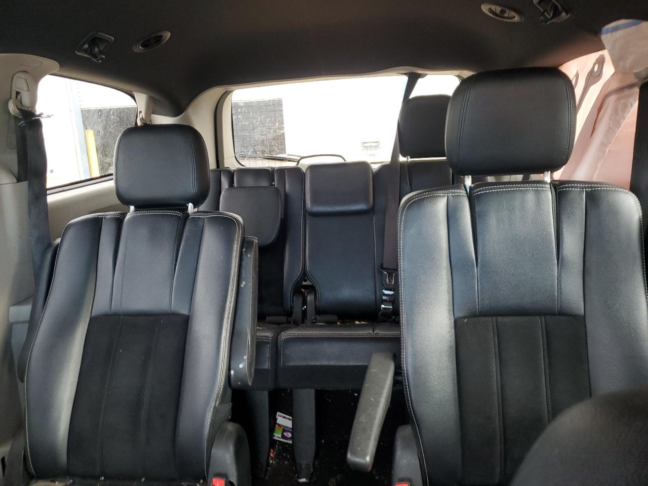 2017 Dodge Caravan - Image 10