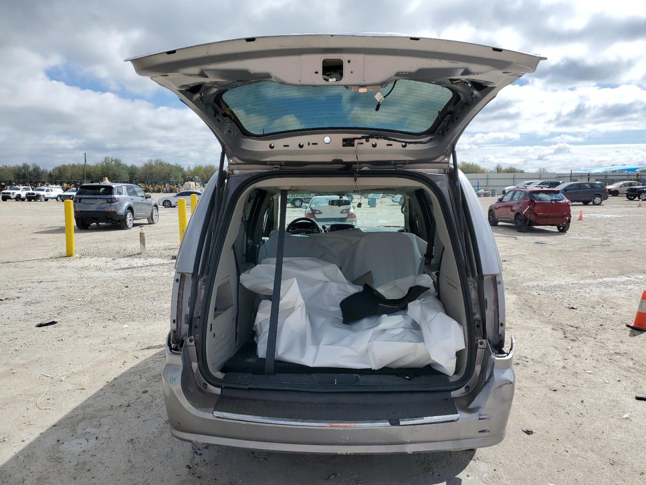 2016 Dodge Caravan - Image 6