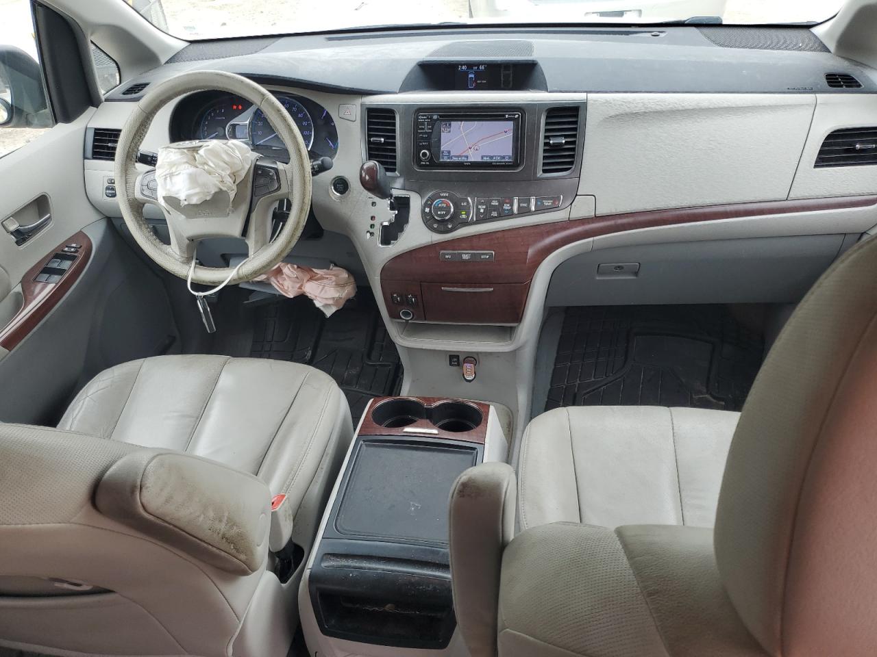 2014 Toyota Sienna - Image 8