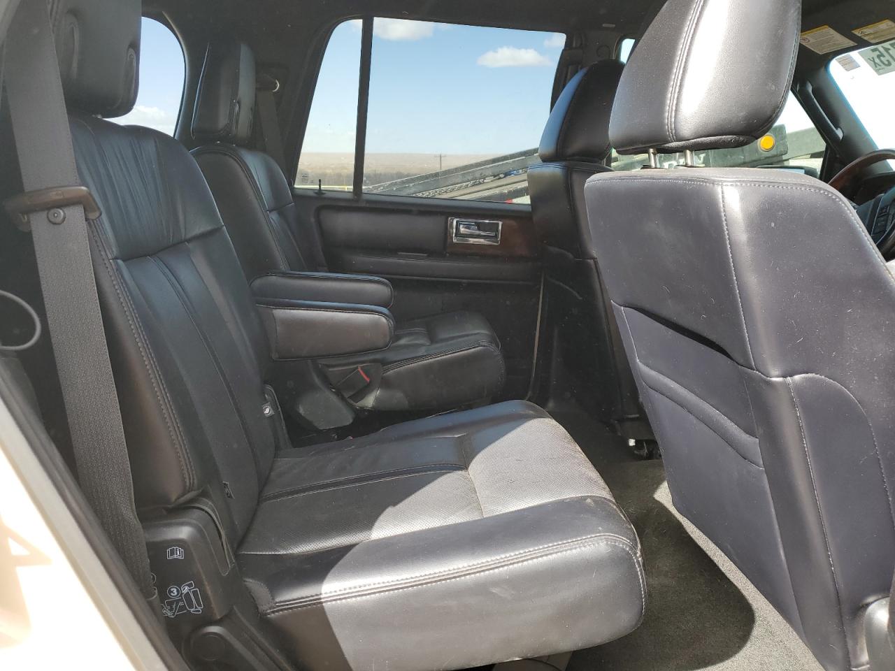 2017 Lincoln Navigator - Image 11