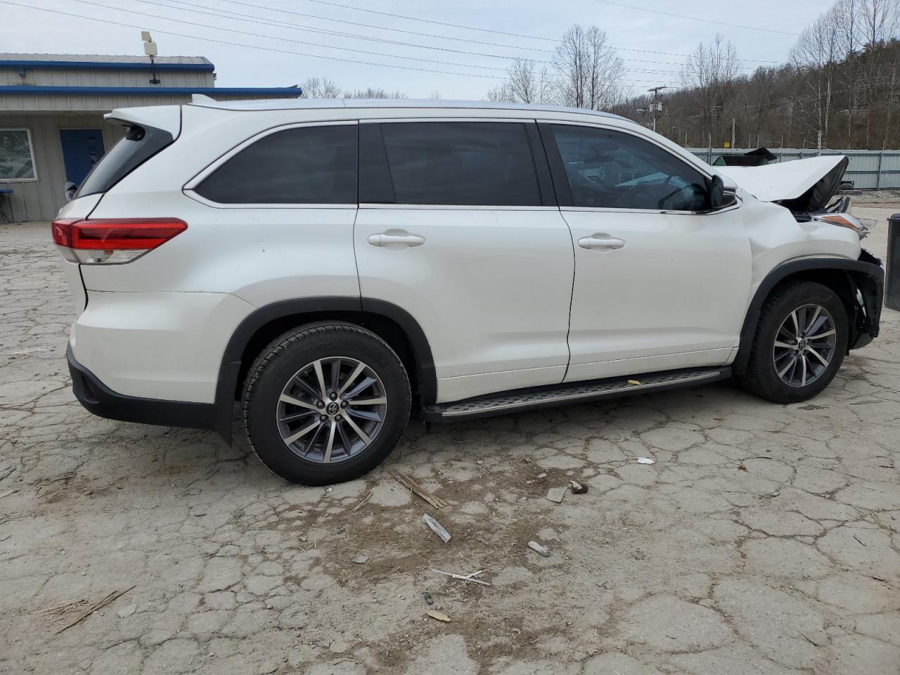 2017 Toyota Highlander - Image 3