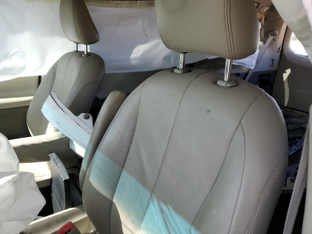 2014 Toyota Sienna - Image 10