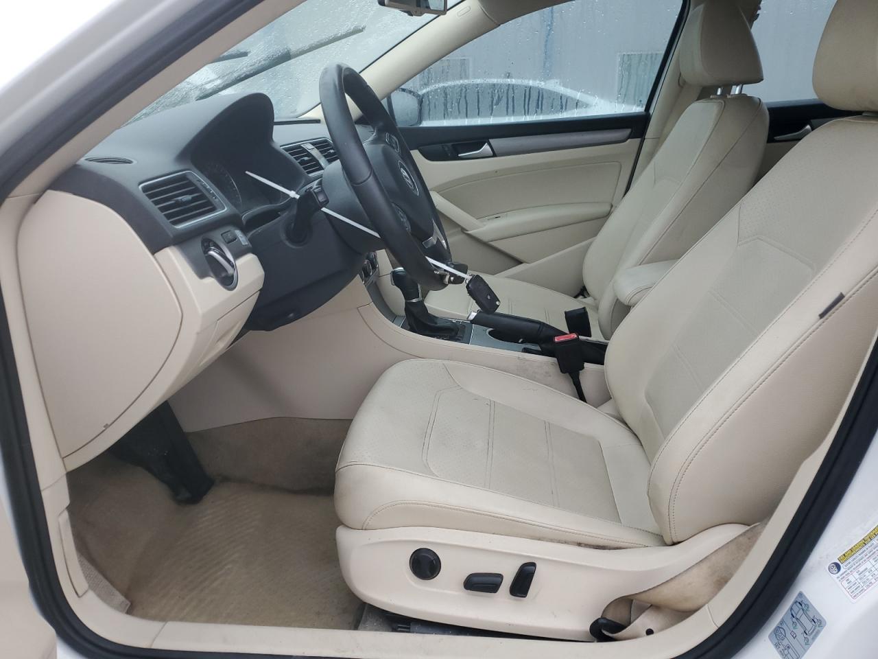 2014 Volkswagen Passat - Image 7