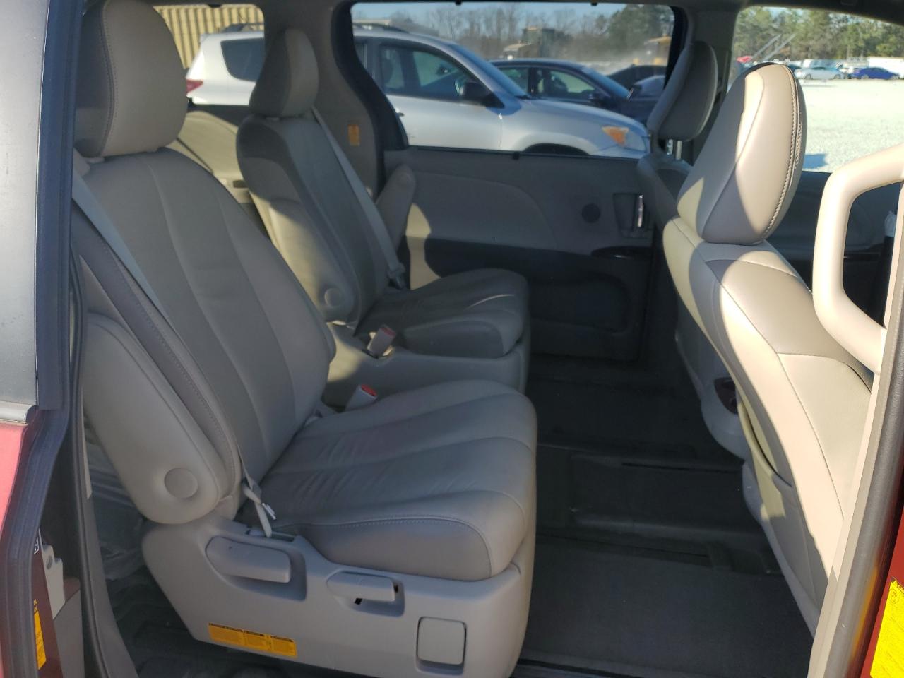 2013 Toyota Sienna - Image 11