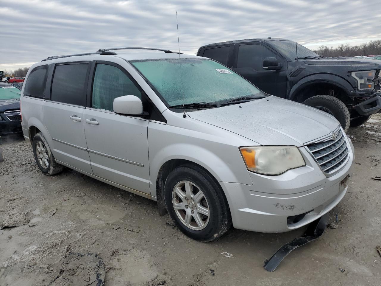 2010 Chrysler Town & Country - Image 4