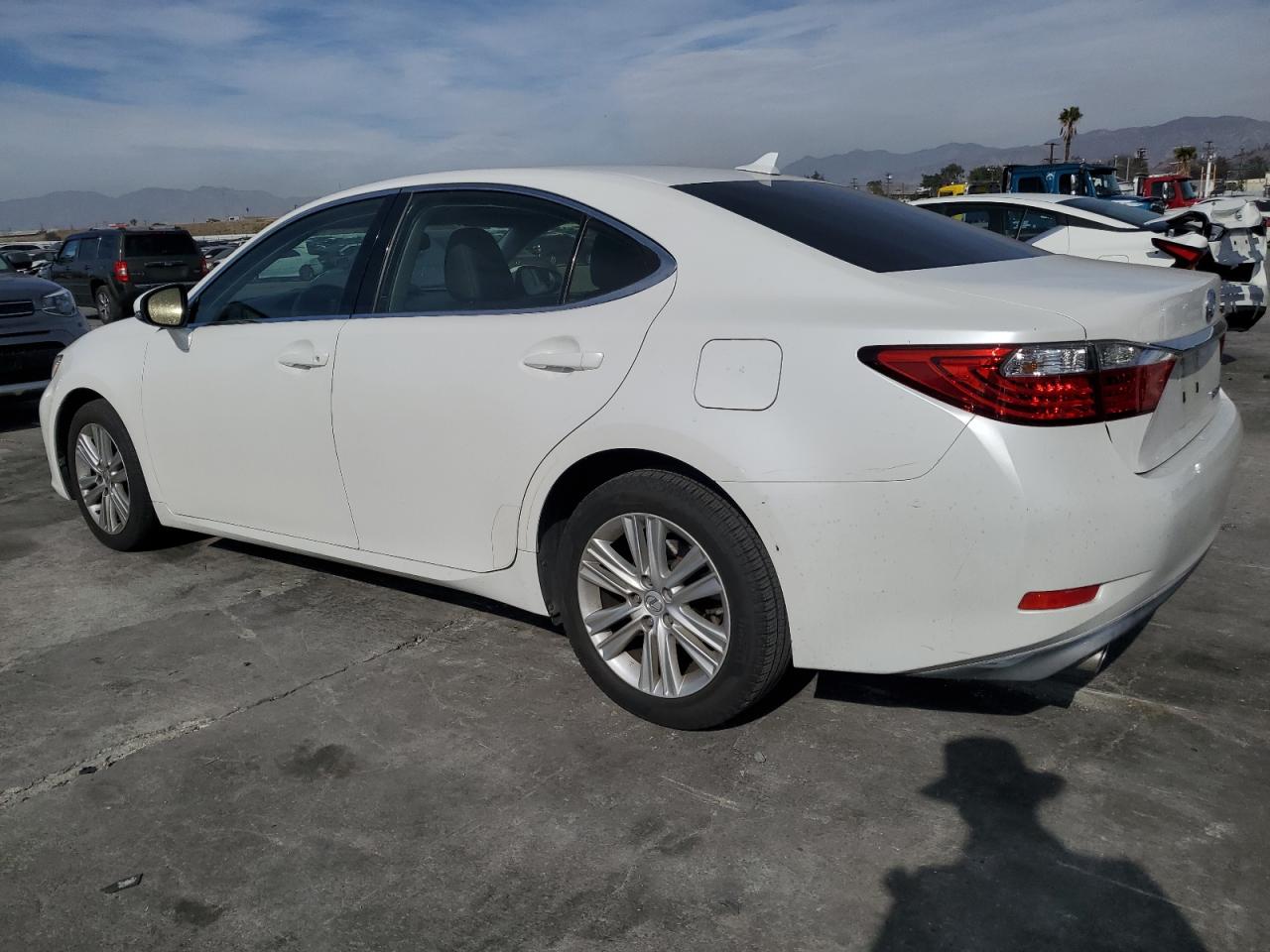 2014 Lexus ES - Image 2