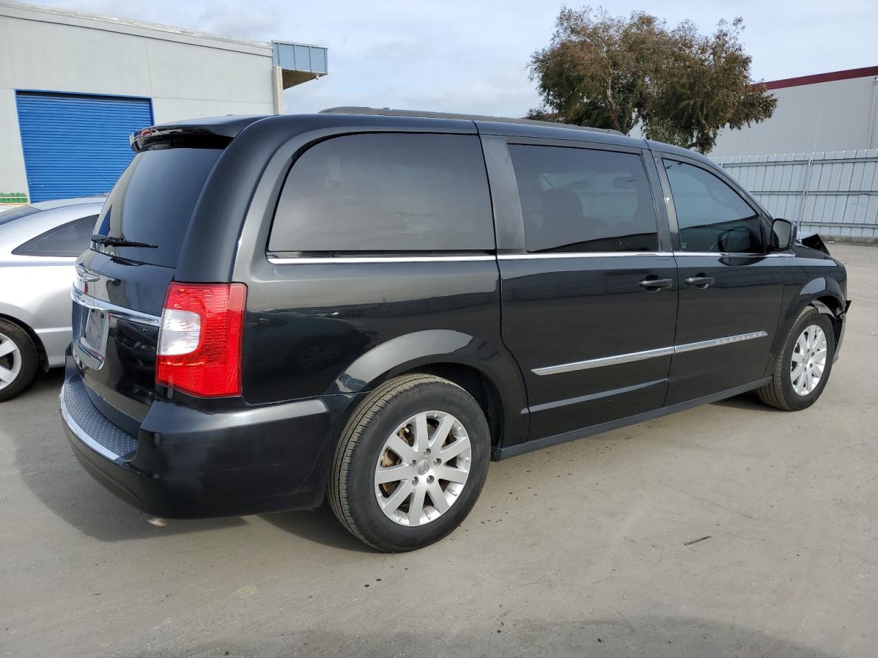 2016 Chrysler Town & Country - Image 3
