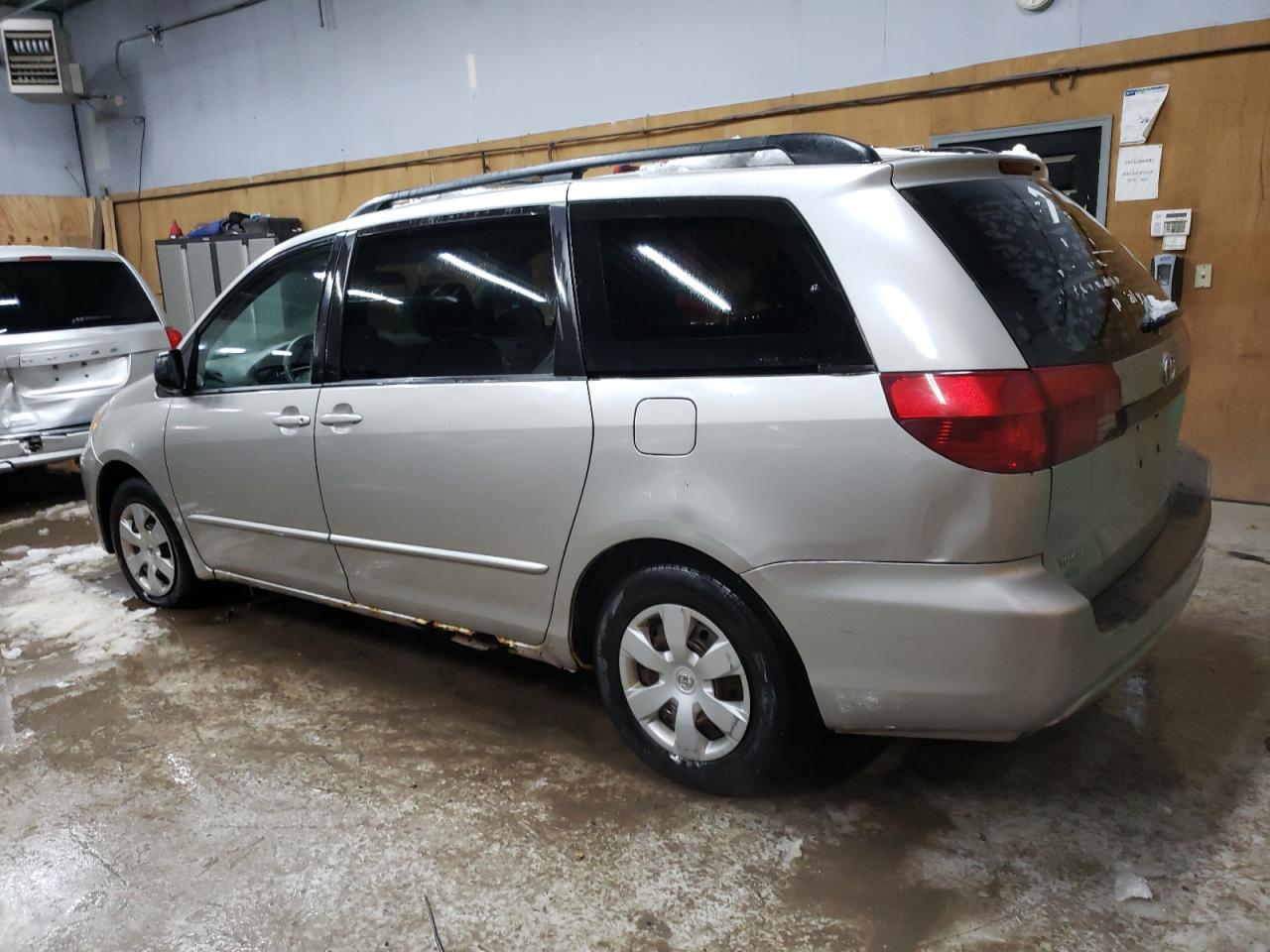 2004 Toyota Sienna - Image 2