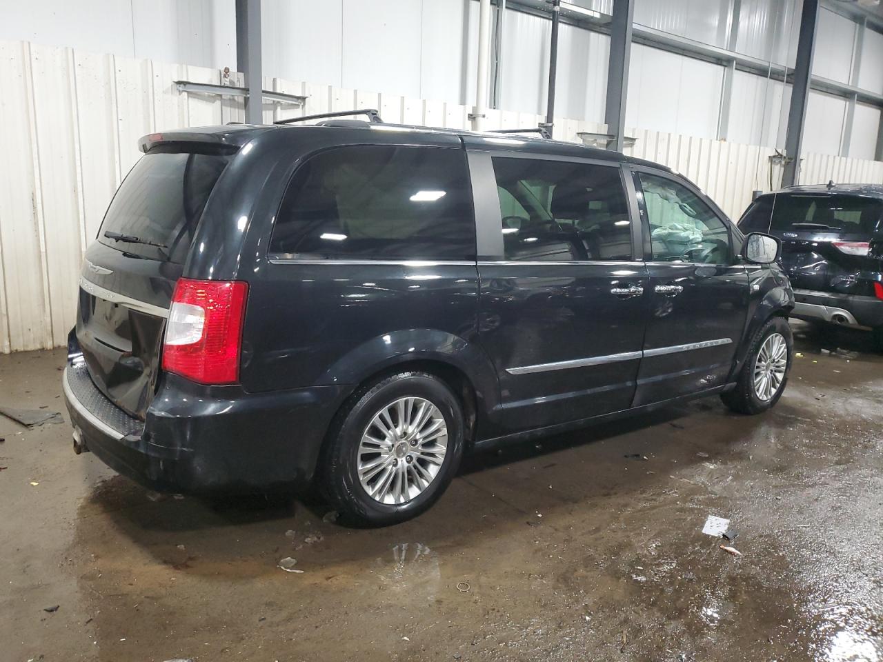 2014 Chrysler Town & Country - Image 3