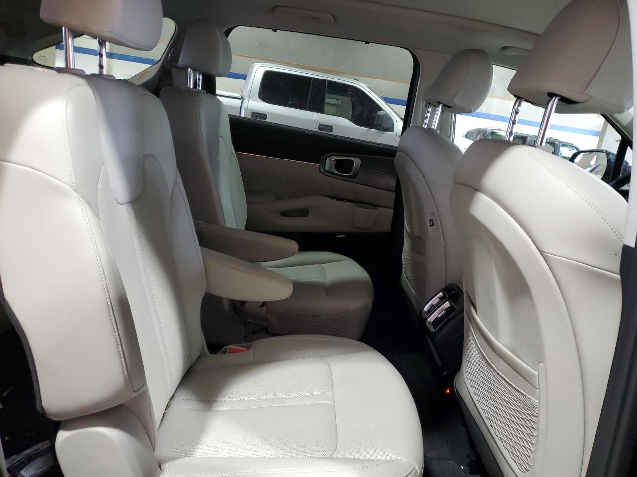 2023 Kia Sorento - Image 11