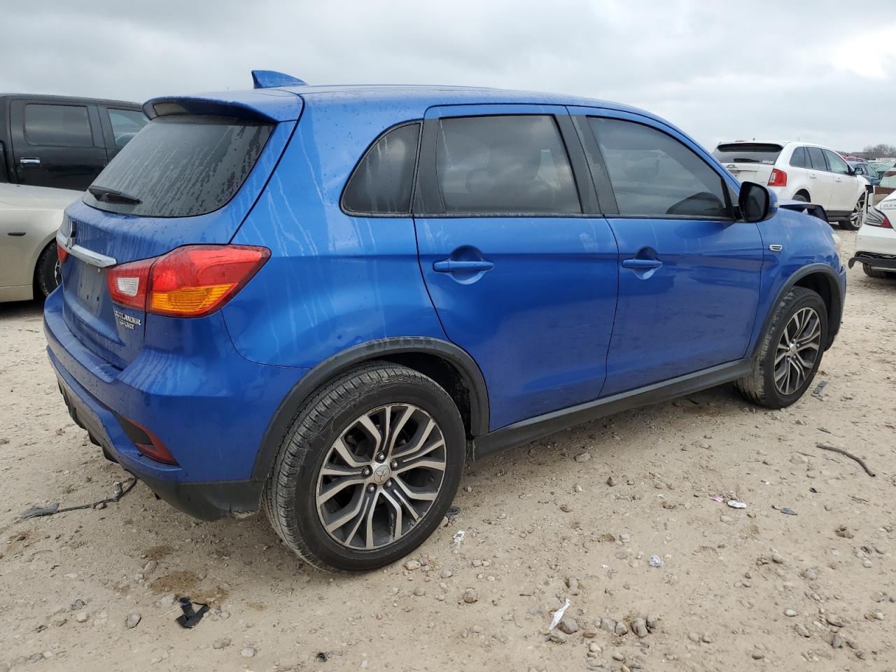2019 Mitsubishi Outlander - Image 3