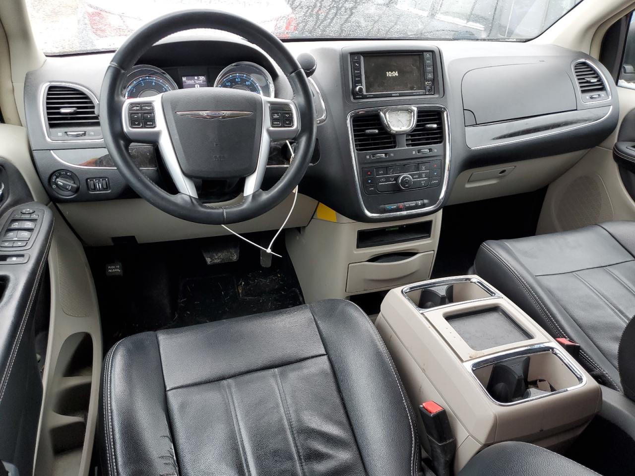2013 Chrysler Town & Country - Image 8