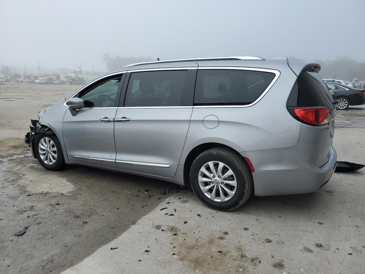 2018 Chrysler Pacifica - Image 2
