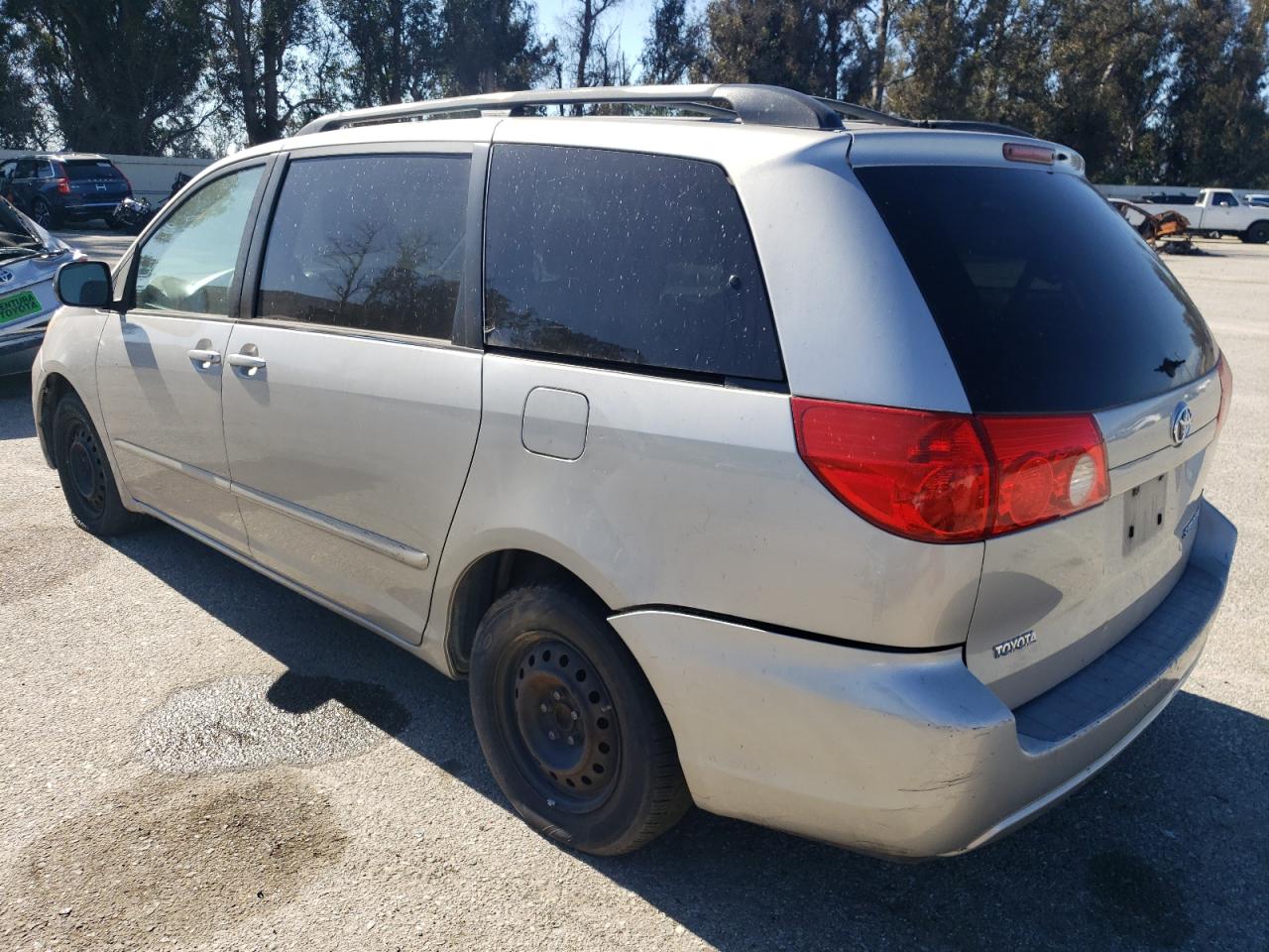 2010 Toyota Sienna - Image 2