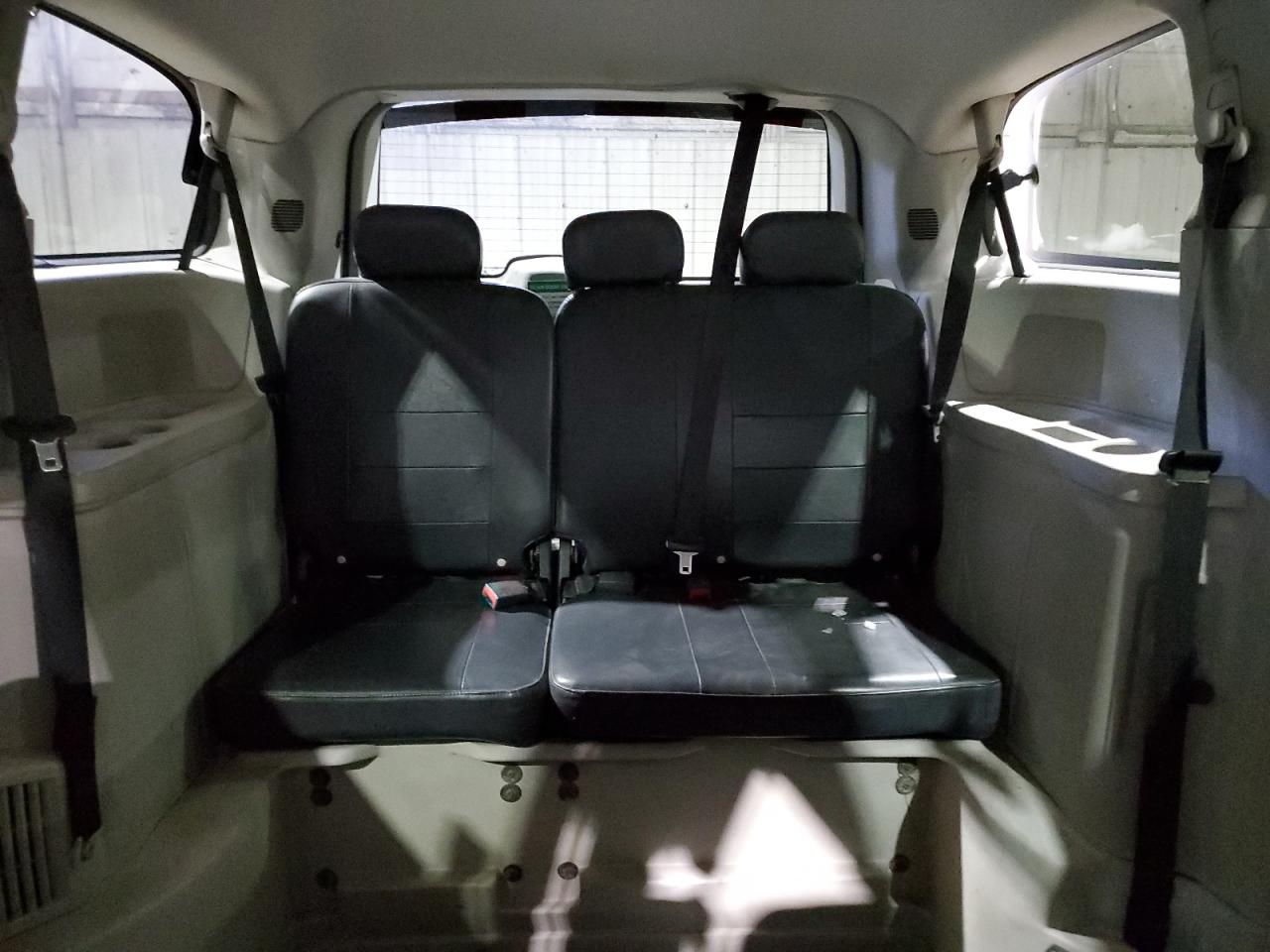 2017 Dodge Caravan - Image 10