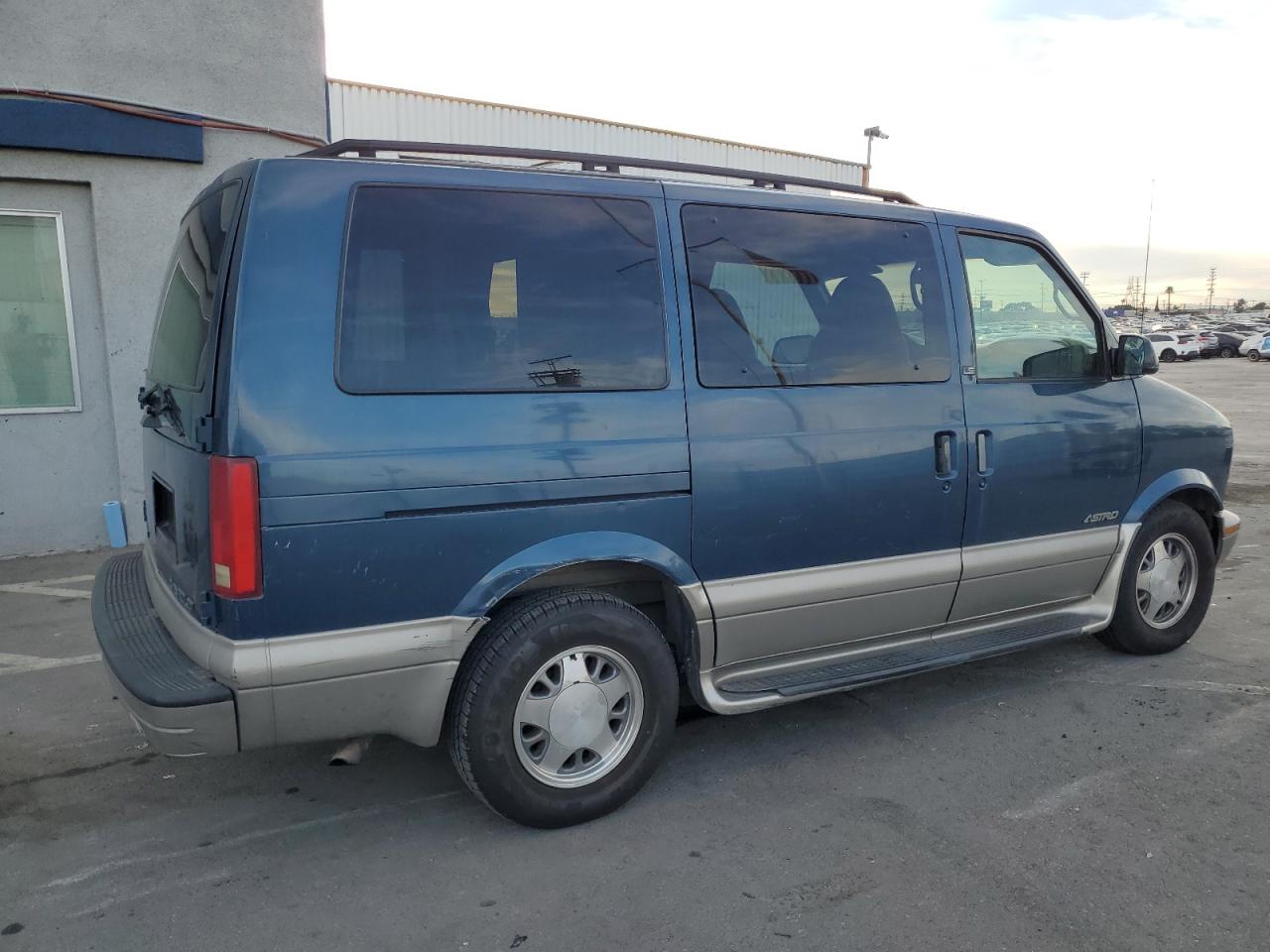 2002 Chevrolet Astro - Image 3