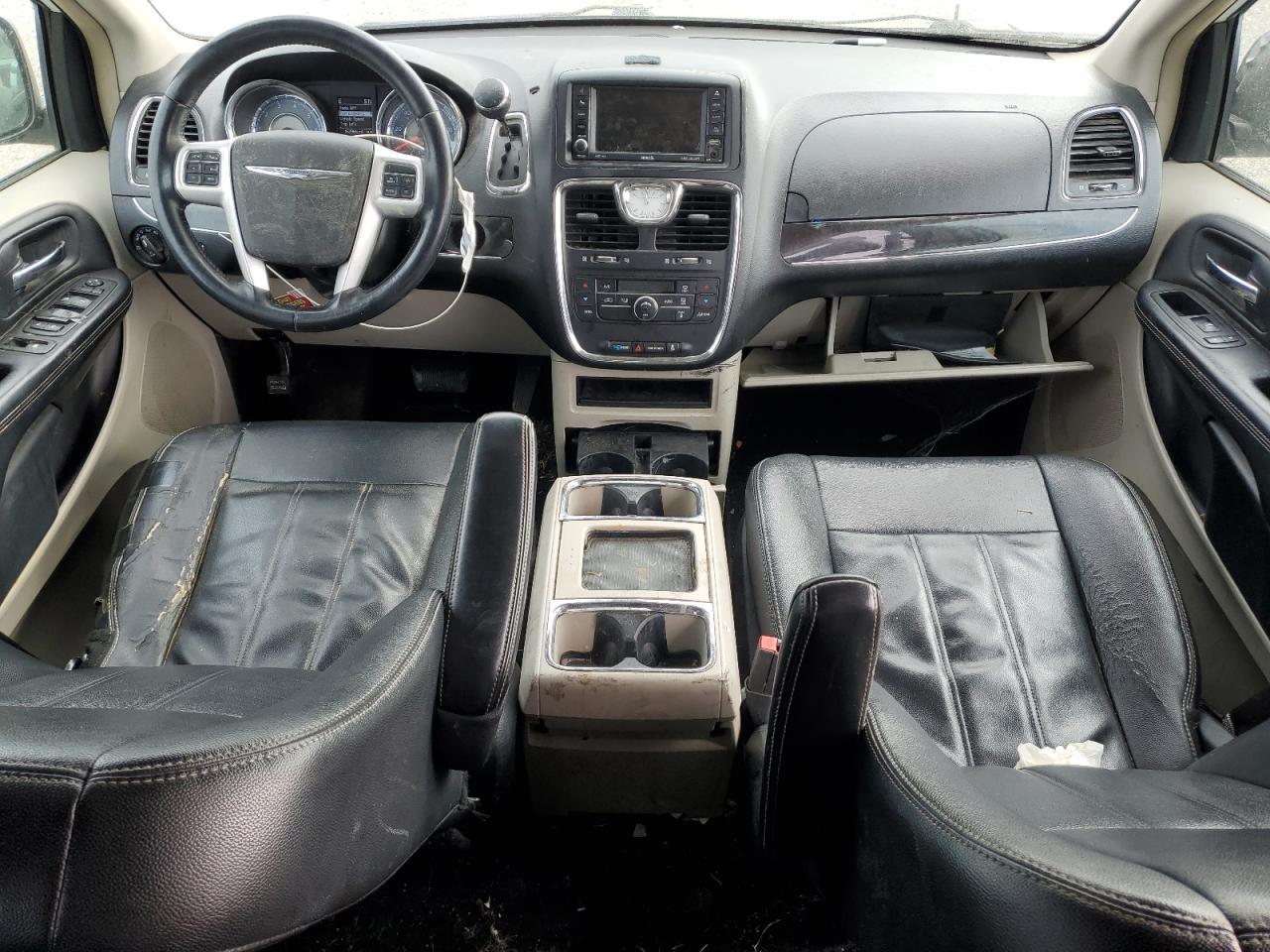 2014 Chrysler Town & Country - Image 8