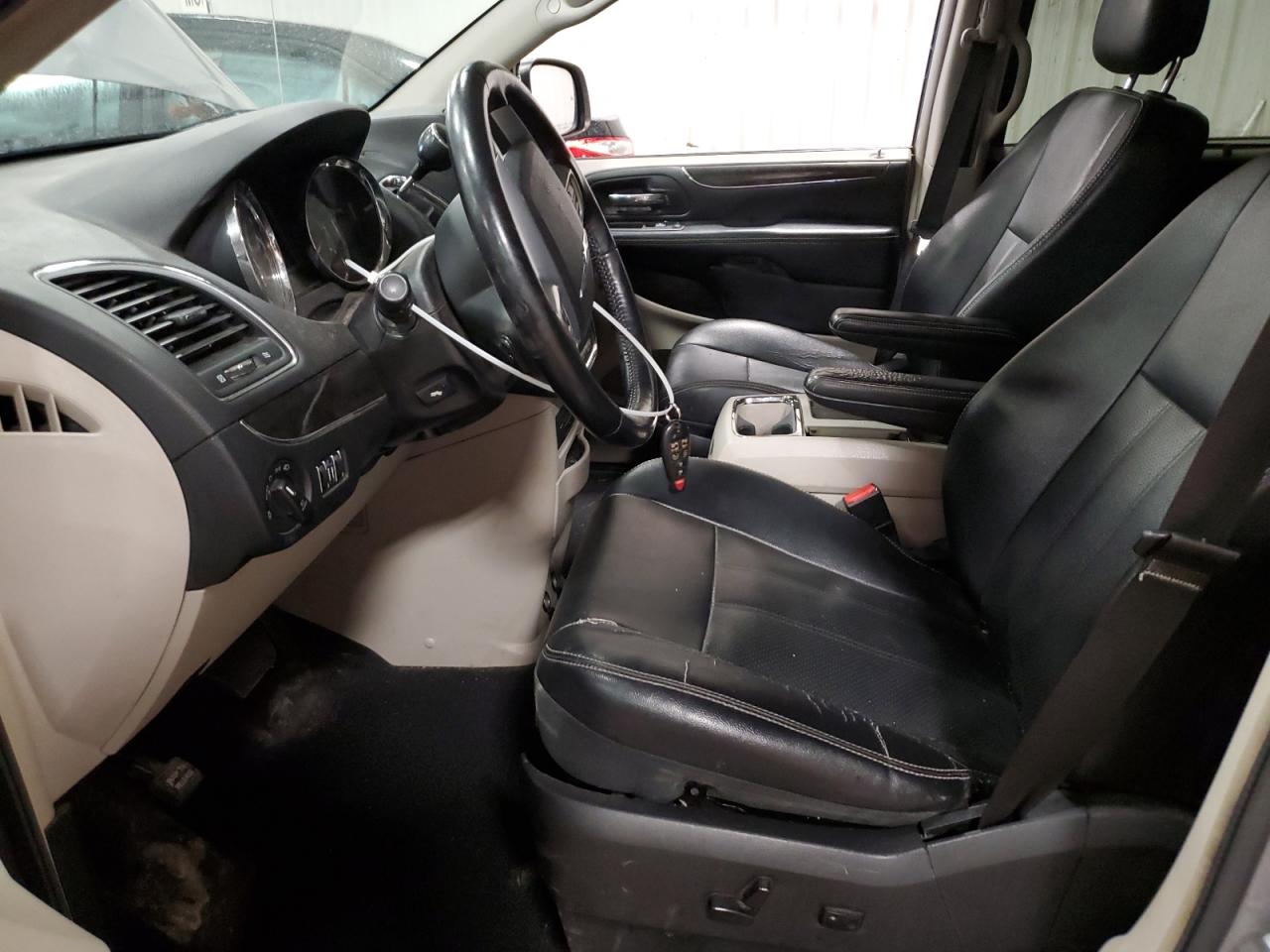 2014 Chrysler Town & Country - Image 7