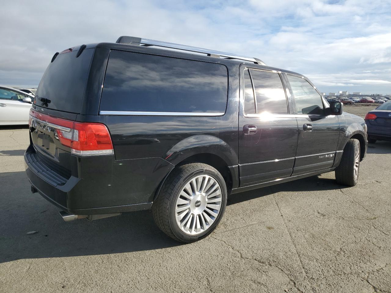2017 Lincoln Navigator - Image 3