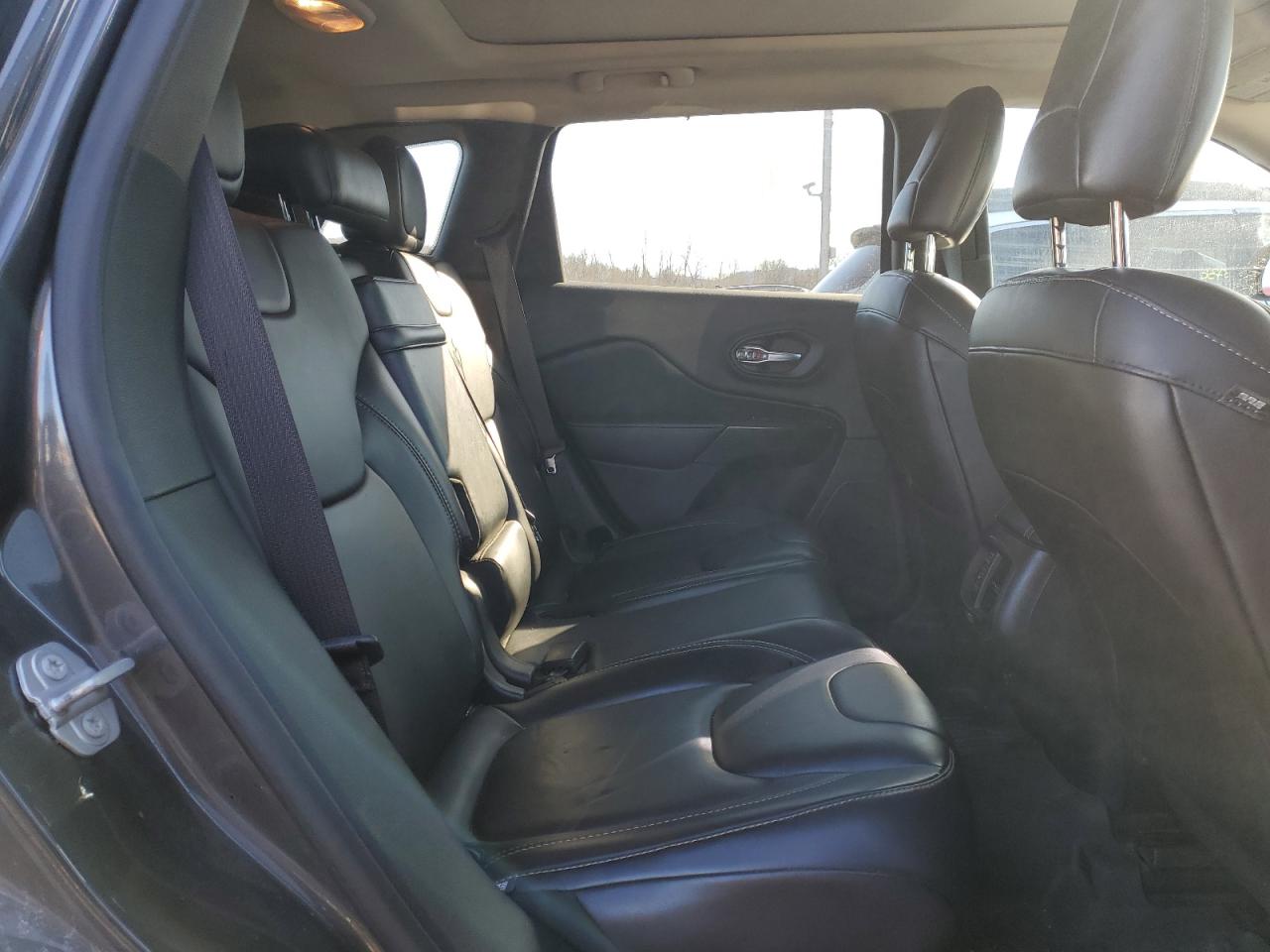 2017 Jeep Grand Cherokee - Image 11