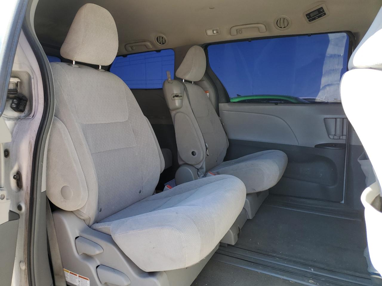 2015 Toyota Sienna - Image 11