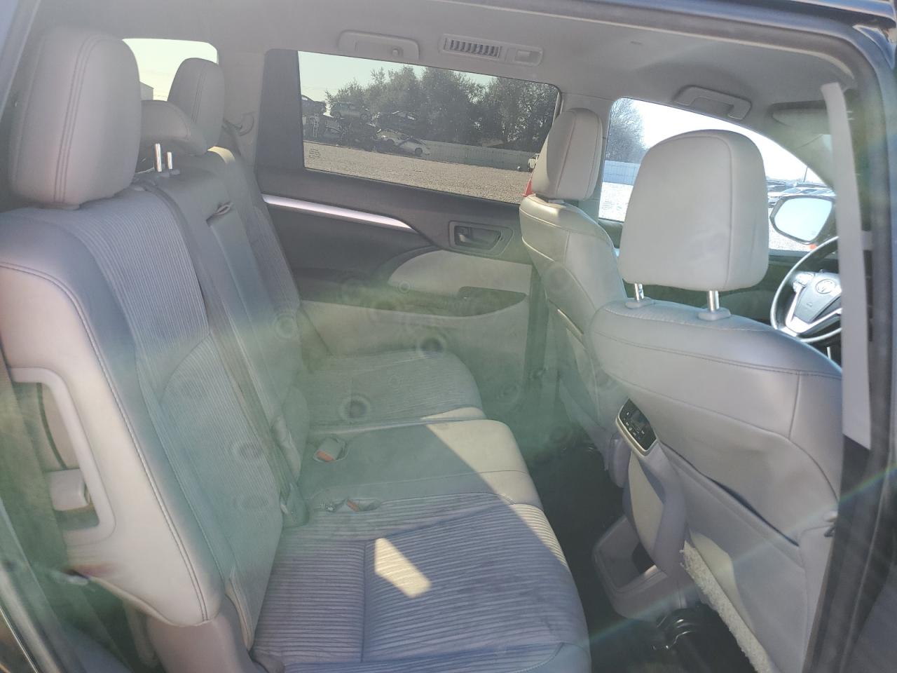 2015 Toyota Highlander - Image 11