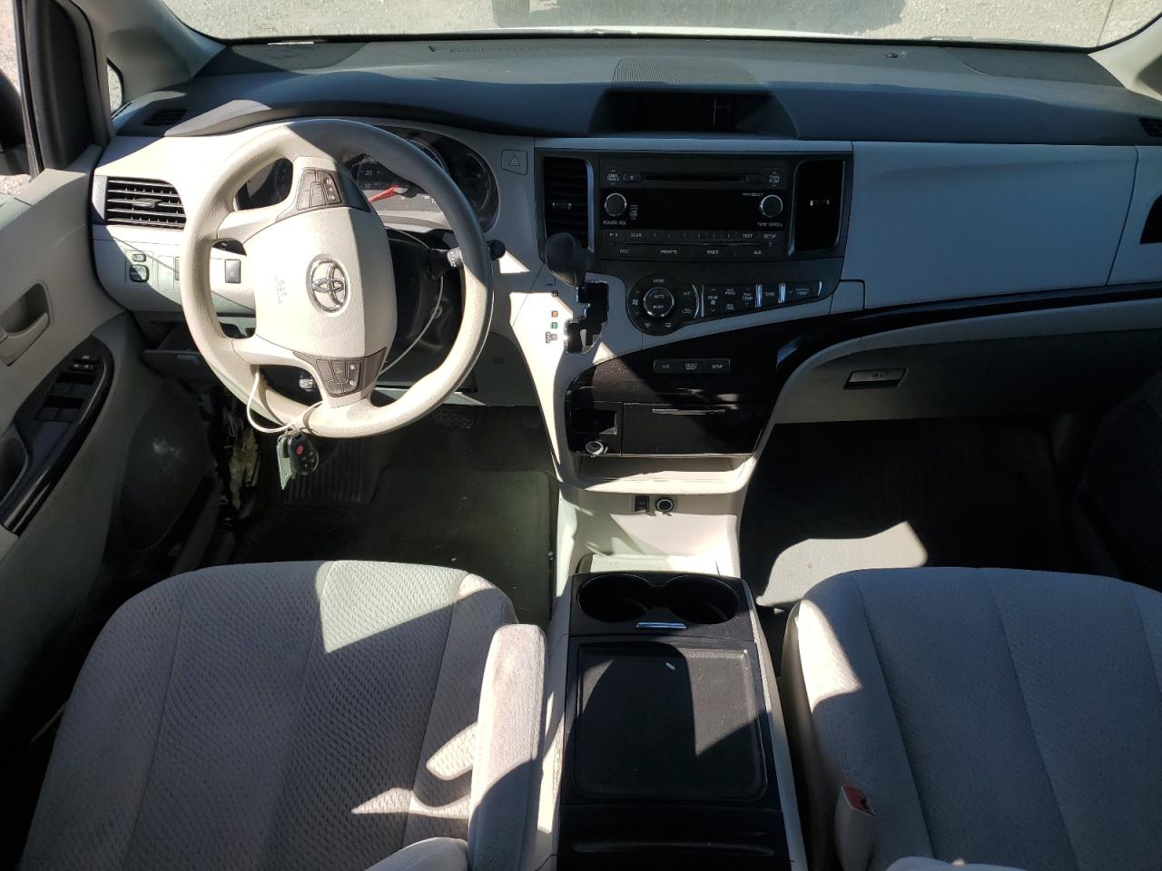 2013 Toyota Sienna - Image 8