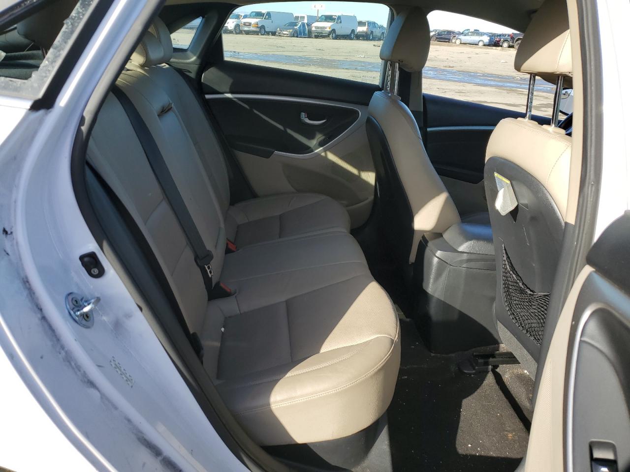2015 Hyundai Elantra - Image 10