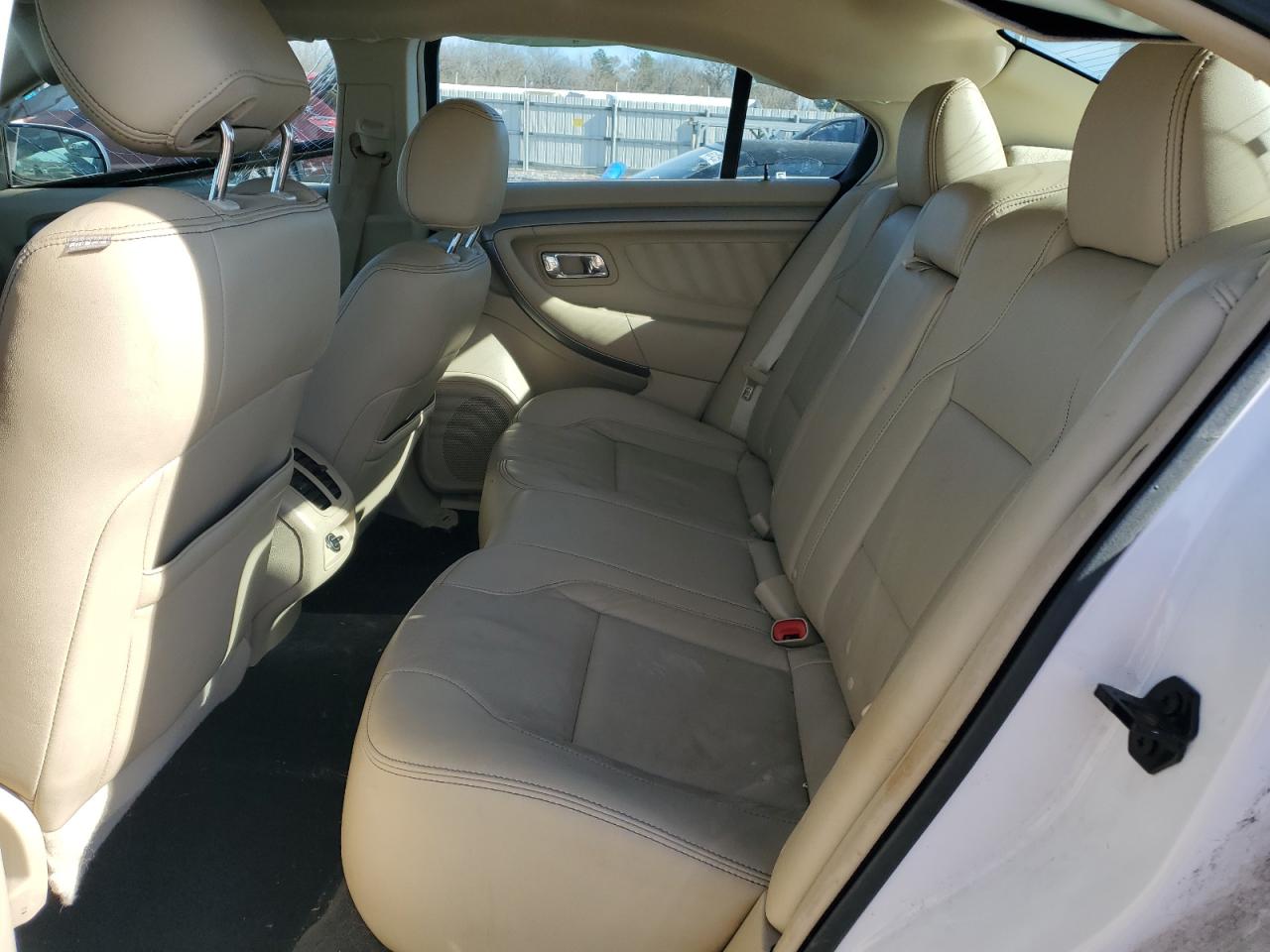 2015 Ford Taurus - Image 11