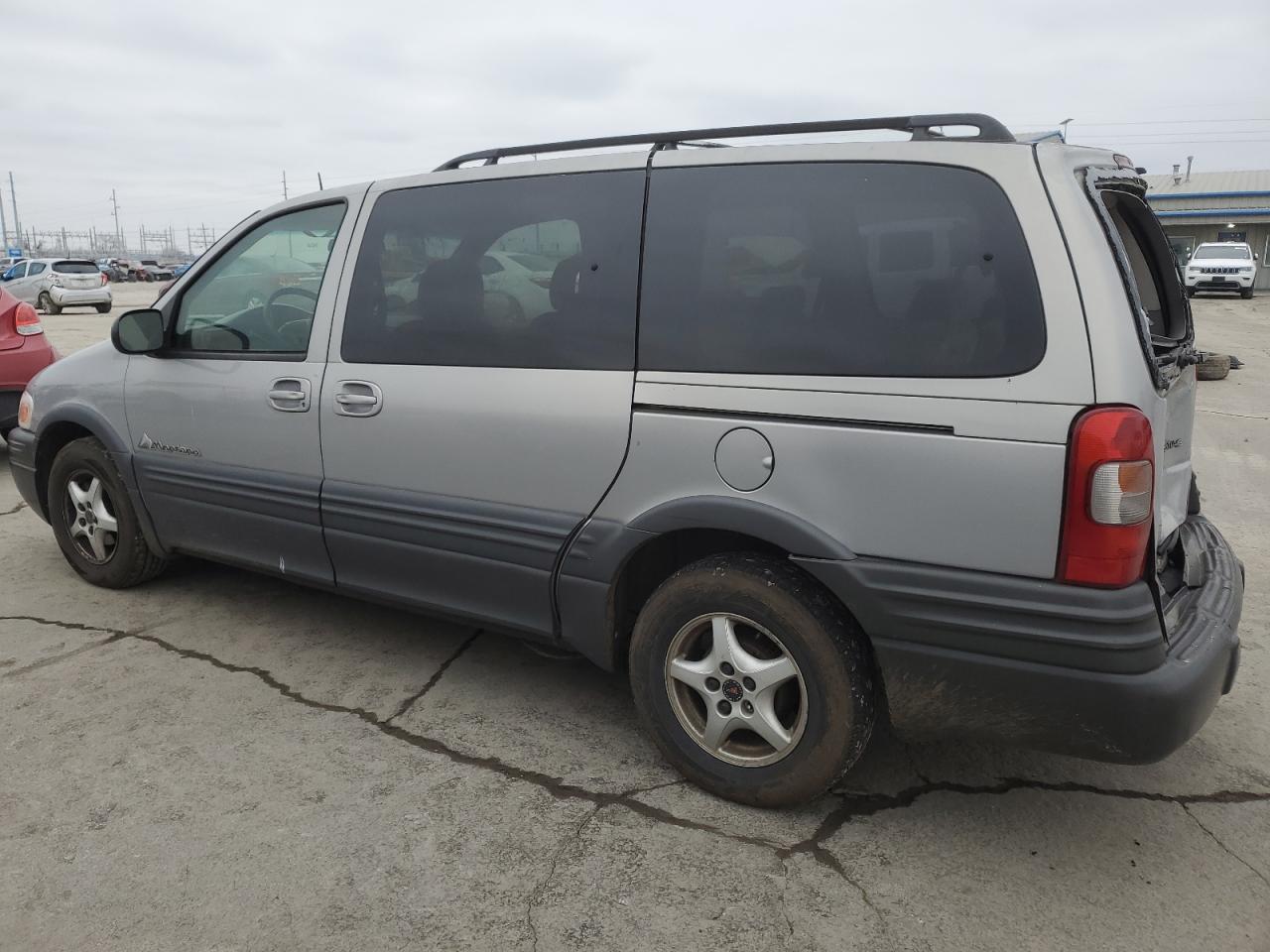 2001 Pontiac Montana - Image 2