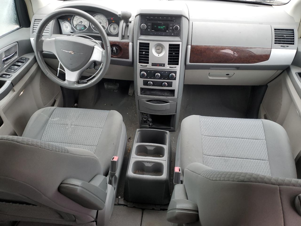 2010 Chrysler Town & Country - Image 8