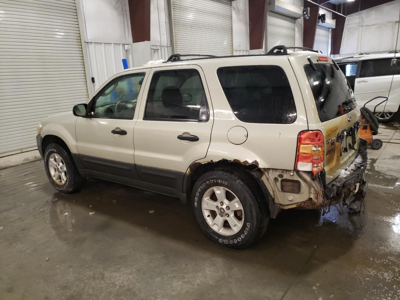 2005 Ford Escape - Image 2