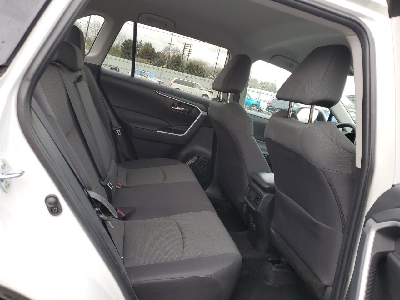 2024 Toyota RAV 4 - Image 10