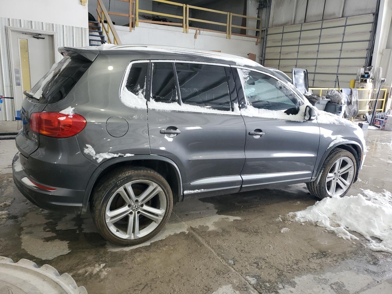 2016 Volkswagen Tiguan - Image 3