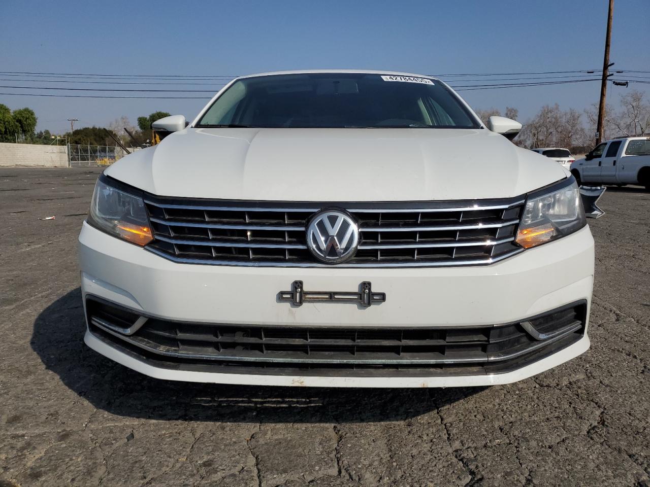 2018 Volkswagen Passat - Image 5