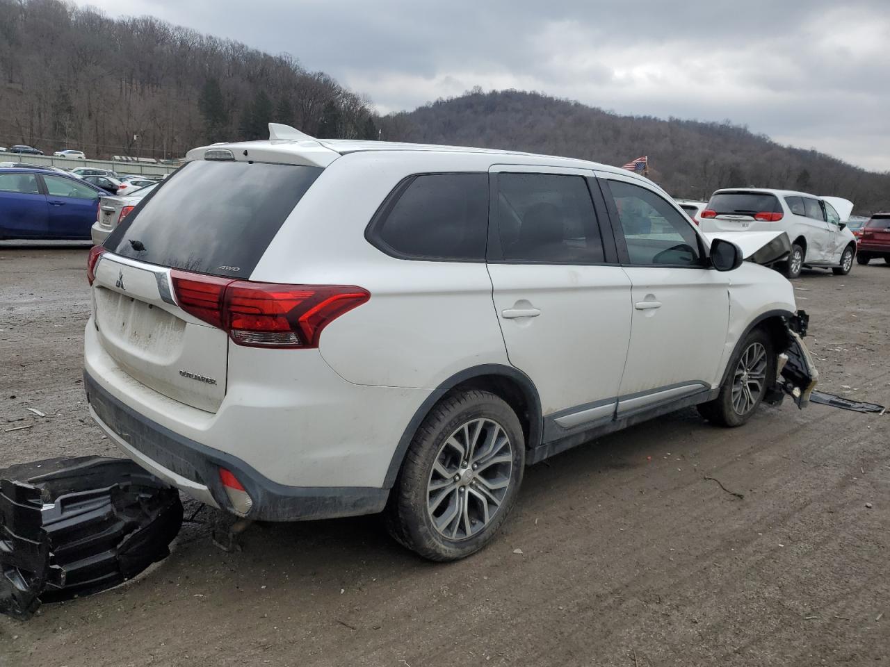 2017 Mitsubishi Outlander - Image 3