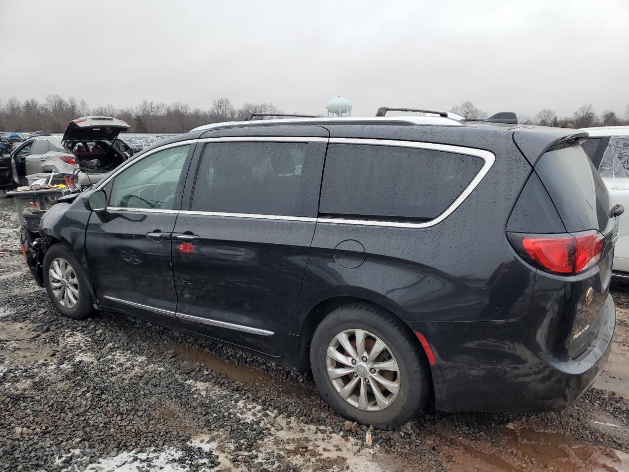 2018 Chrysler Pacifica - Image 2