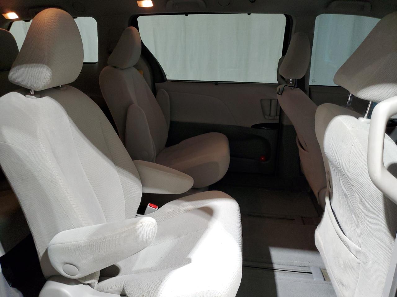 2012 Toyota Sienna - Image 11