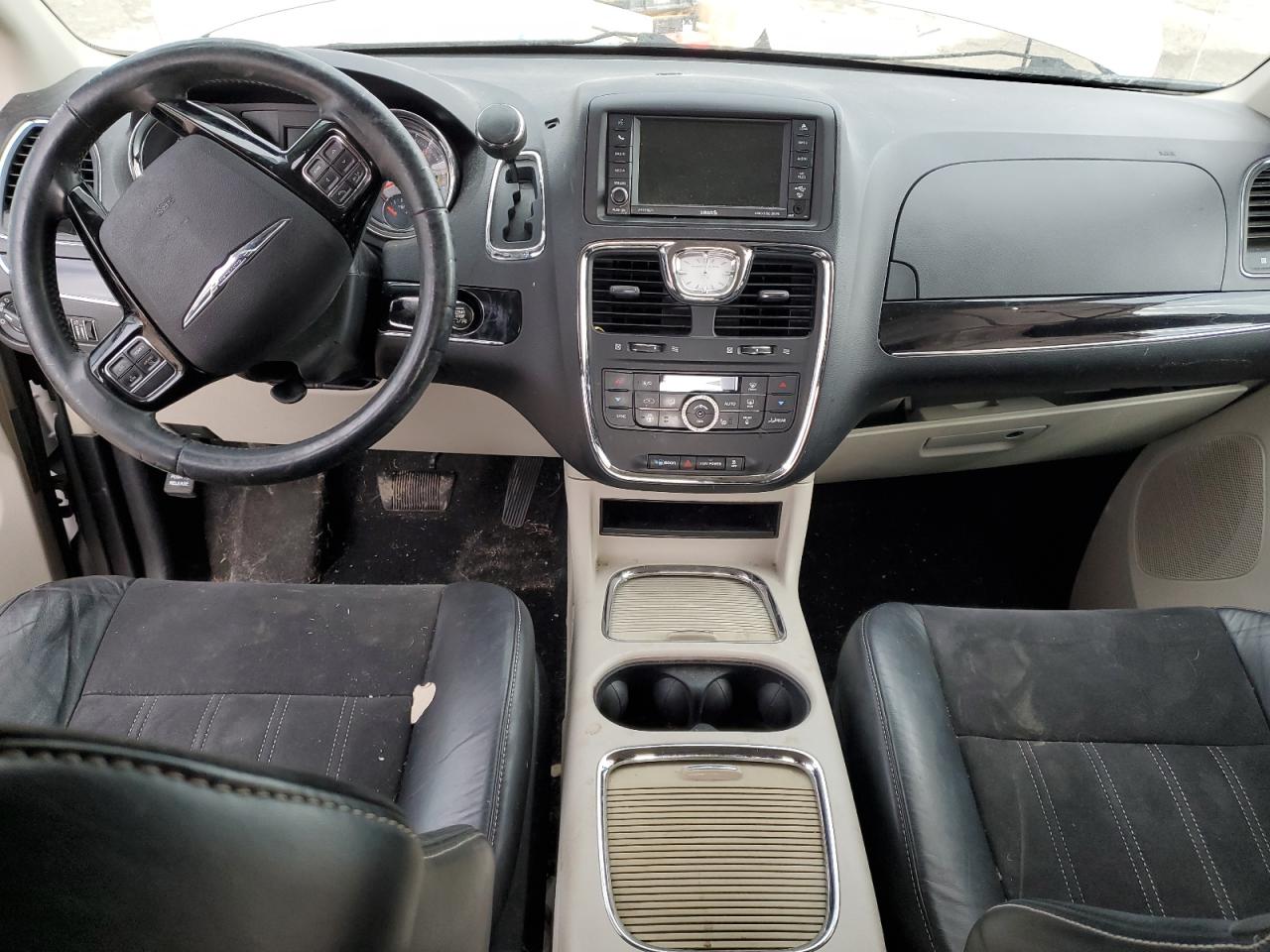 2014 Chrysler Town & Country - Image 8