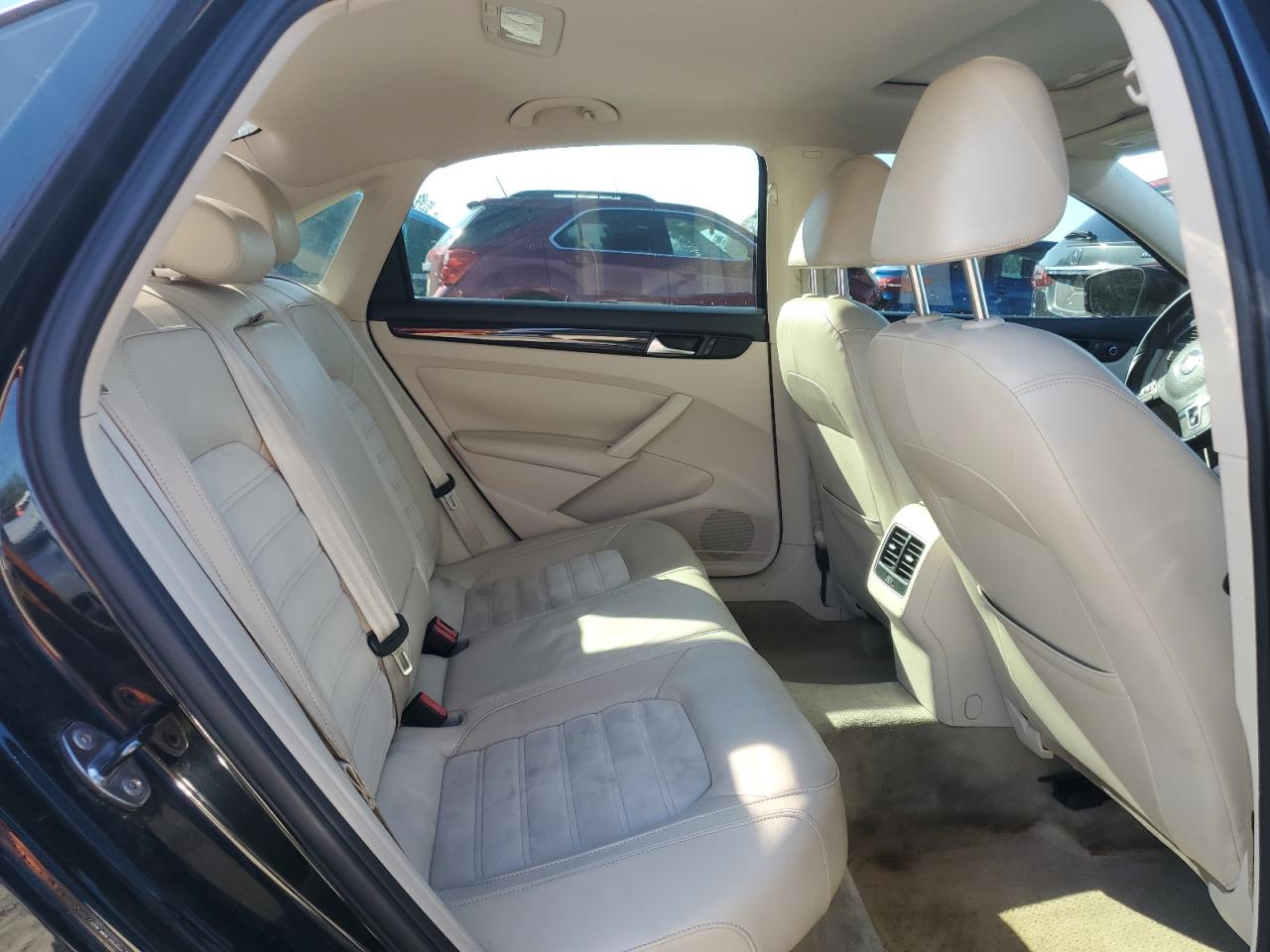 2014 Volkswagen Passat - Image 10