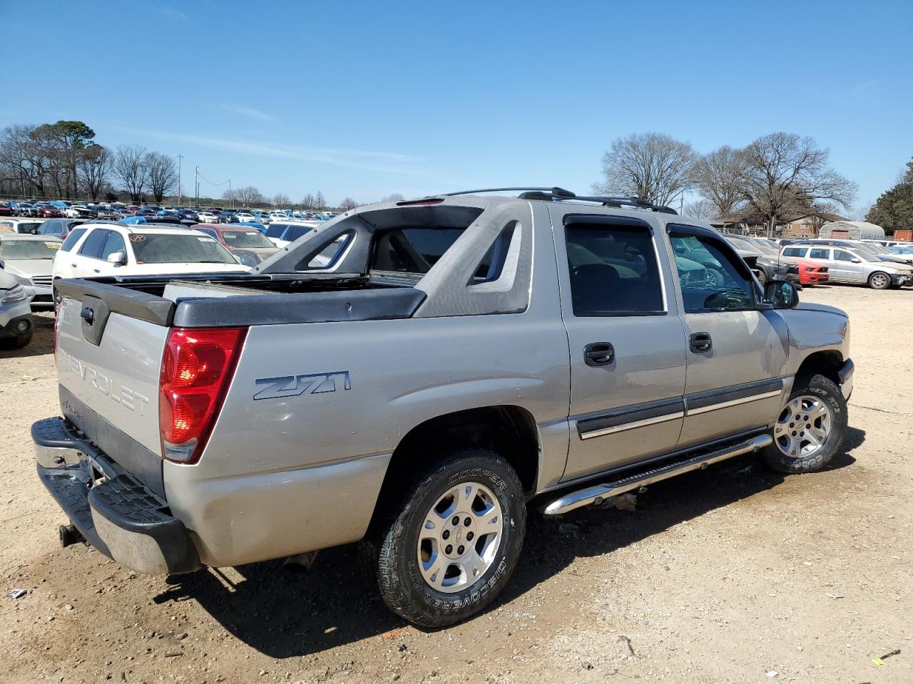 2004 Chevrolet Avalanche - Image 3
