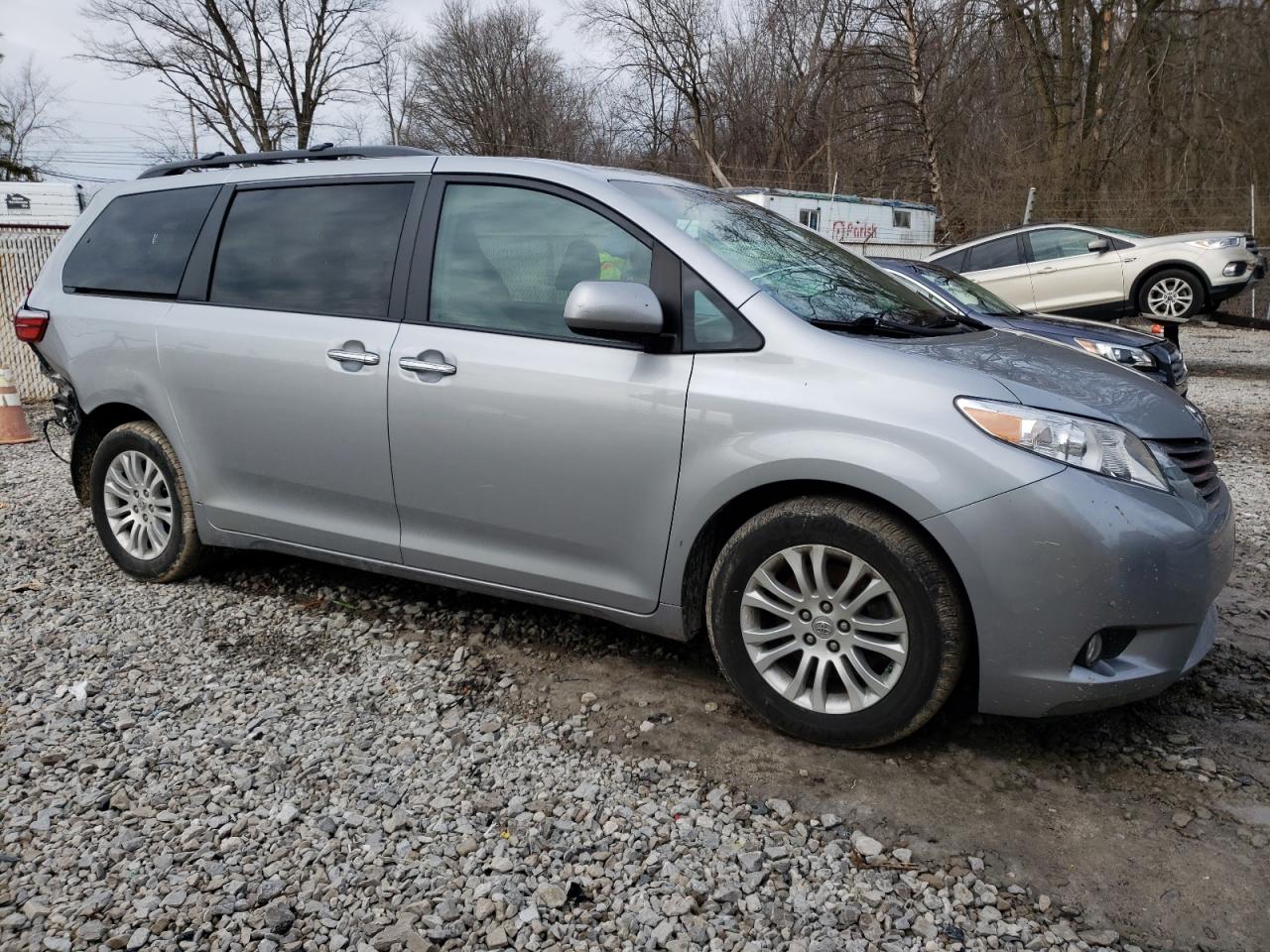 2016 Toyota Sienna - Image 4