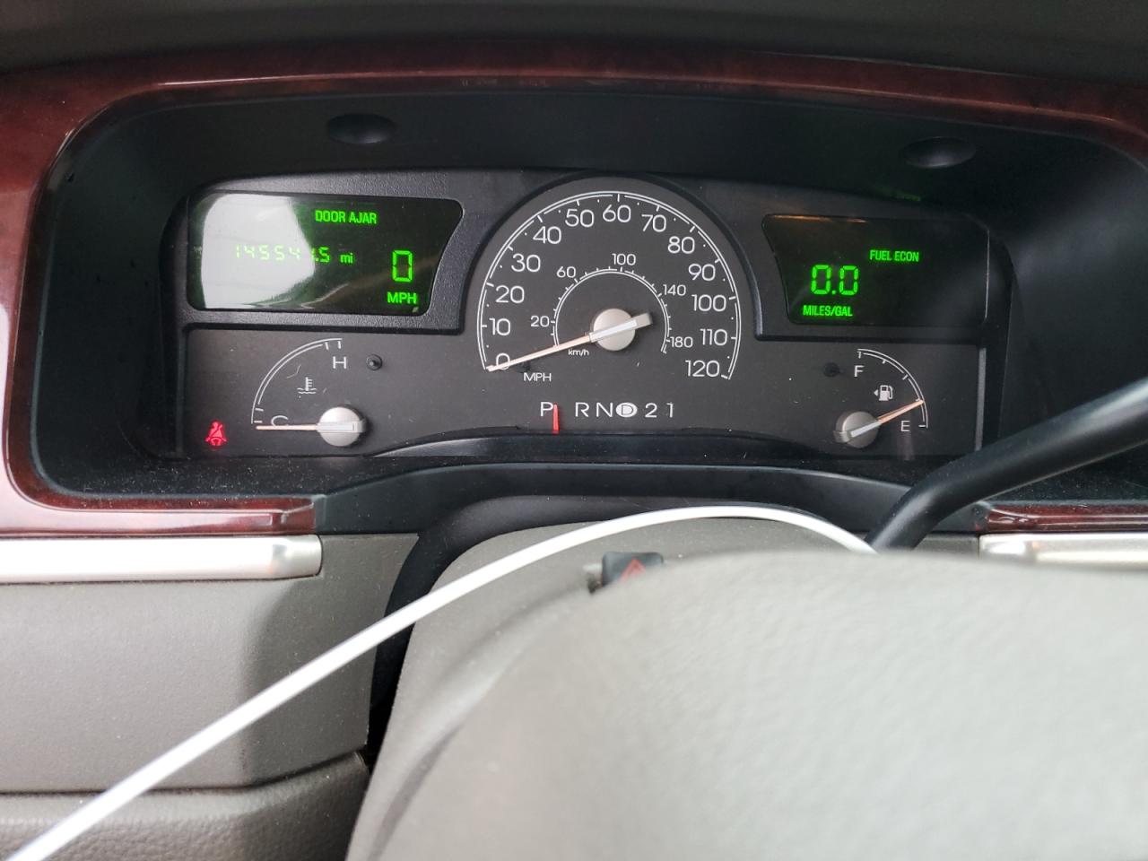 2003 Lincoln Town Car - Image 9