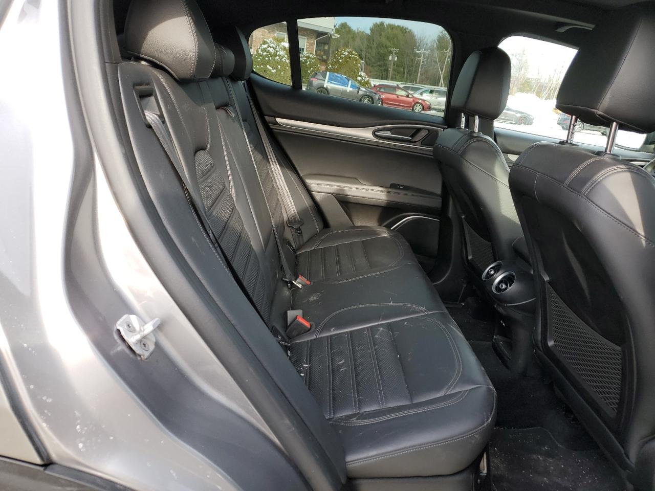 2019 Alfa Romeo Stelvio - Image 11
