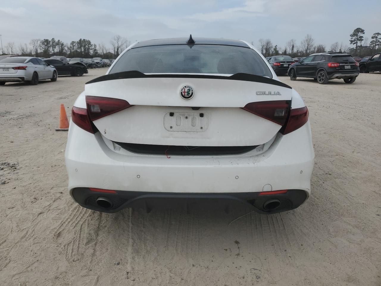 2018 Alfa Romeo Giulia - Image 6