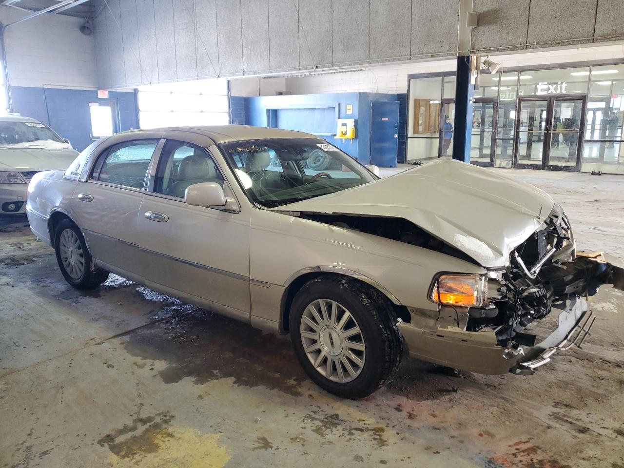 2004 Lincoln Town Car - Image 4