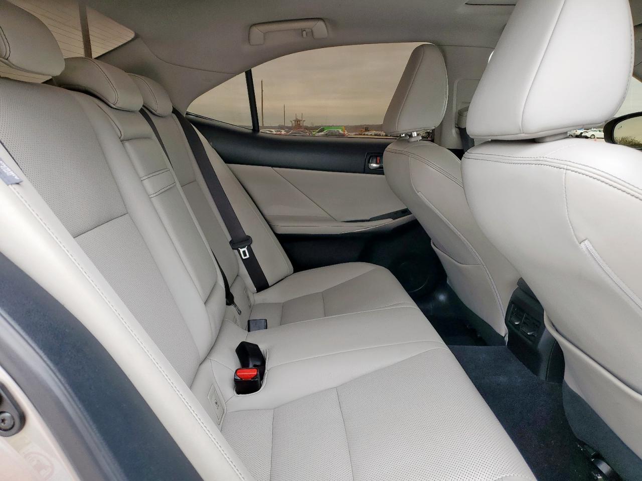2014 Lexus IS - Image 10