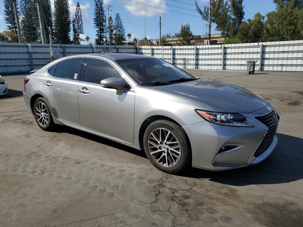 2016 Lexus ES - Image 4